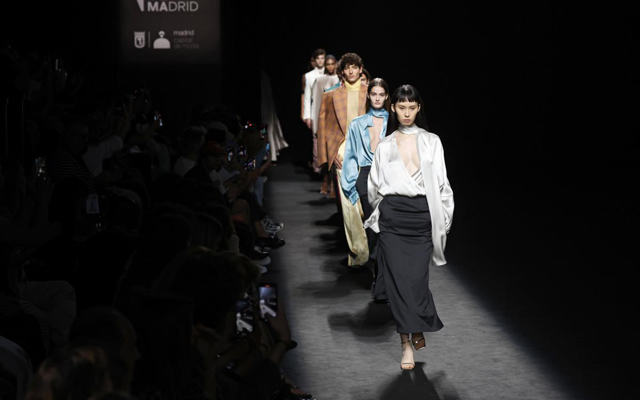 Alberta Ferretti's soft-toned urban explorers open Milan Fashion Week